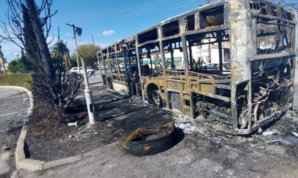 Τρόμος! - Πυρκαγιά σε εν κινήσει λεωφορείο που μετέφερε μαθητές (Βίντεο)